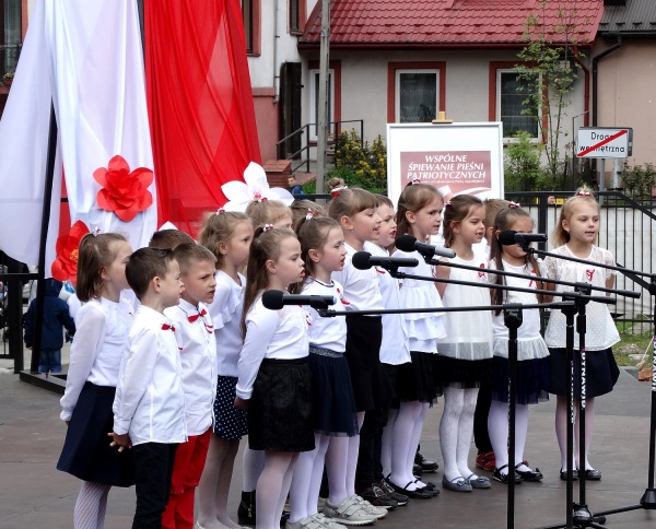 Znalezione obrazy dla zapytania obrazy Polacy Å›piewajÄ… pieÅ›ni patriotyczne